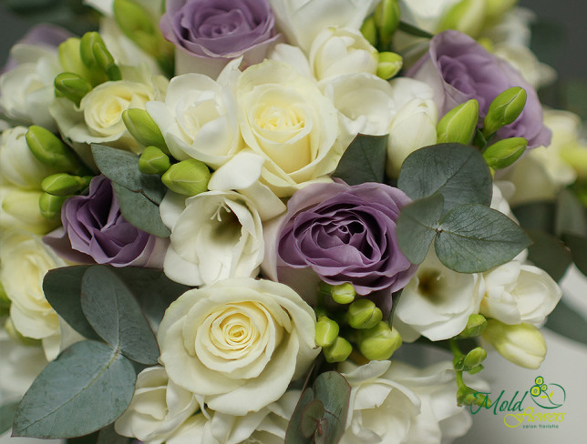 Букет невесты из белых и фиолетовых роз, фрезии и эвкалипта Фото